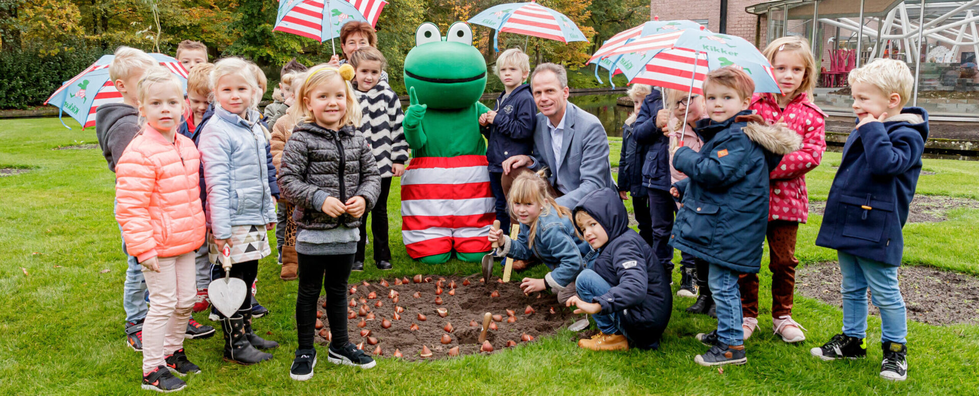 Kikker plant met kinderen tulp in Keukenhof