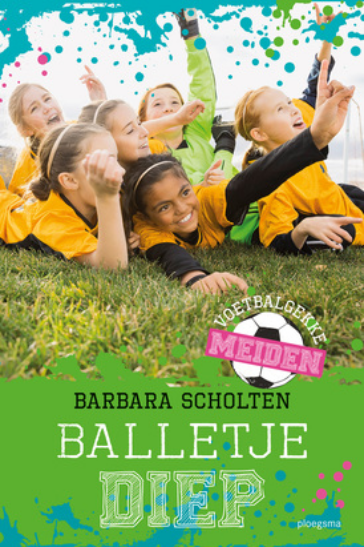 Voetbalgekke meiden: Balletje diep